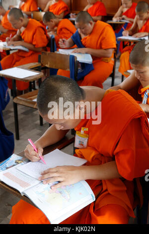 Università Mahachulalongkornrajavidalaya, Chiang Mai campus. Gli studenti che effettuano un esame. Thailandia. Foto Stock