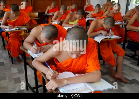 Università Mahachulalongkornrajavidalaya, Chiang Mai campus. Gli studenti che effettuano un esame. Thailandia. Foto Stock