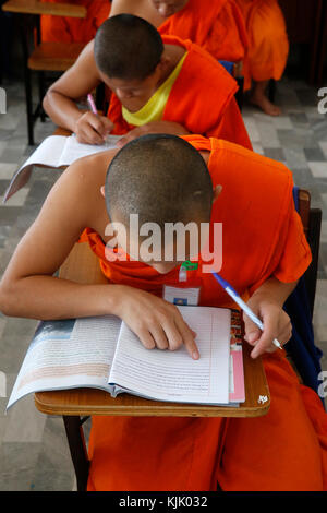 Università Mahachulalongkornrajavidalaya, Chiang Mai campus. Gli studenti che effettuano un esame. Thailandia. Foto Stock