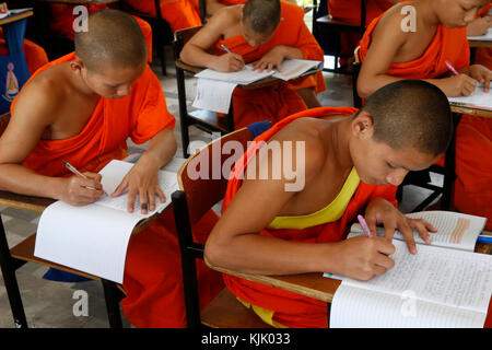 Università Mahachulalongkornrajavidalaya, Chiang Mai campus. Gli studenti che effettuano un esame. Thailandia. Foto Stock