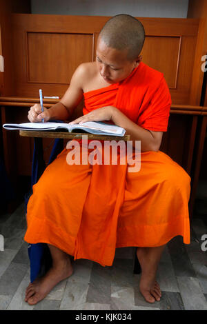 Università Mahachulalongkornrajavidalaya, Chiang Mai campus. Studente un esame. Thailandia. Foto Stock