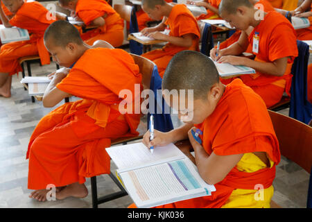 Università Mahachulalongkornrajavidalaya, Chiang Mai campus. Gli studenti che effettuano un esame. Thailandia. Foto Stock