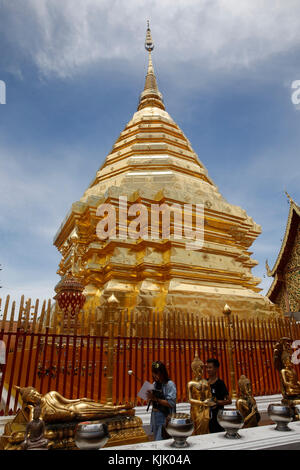 Processione al Wat Phra Doi Suthep, Chiang Mai. Thailandia. Foto Stock