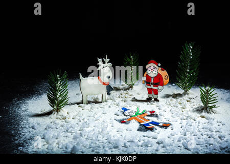 Anno nuovo sfondo. le figure di santa claus, cervi e ragazzo. angelo di neve. nevicava. telaio di notte. billetta per cartoline o congratulazioni. spazio copia Foto Stock