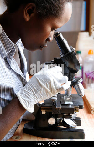 Bweyale Medical Center. Lab. Il centro è gestito dal medico Ojok Collins Rayan, che ha ricevuto 4 prestiti da UMF la microfinanza. Uganda Foto Stock