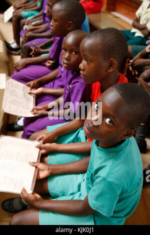 La Messa domenicale in Mulago chiesa cattolica. Uganda. Foto Stock