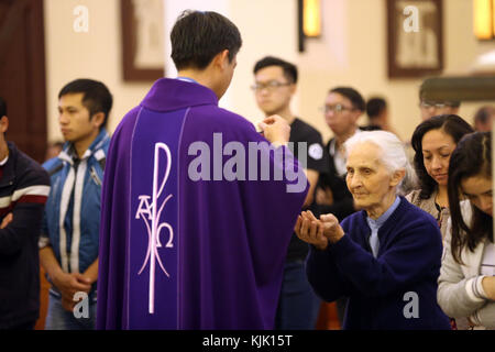 Cattedrale di Dalat. Catholic mass. Sacerdote cattolico di dare la santa Comunione. Dalat. Il Vietnam. Foto Stock