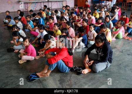 Vinh figlio orfanotrofio. Bambini etnica. Kon Tum. Il Vietnam. Foto Stock