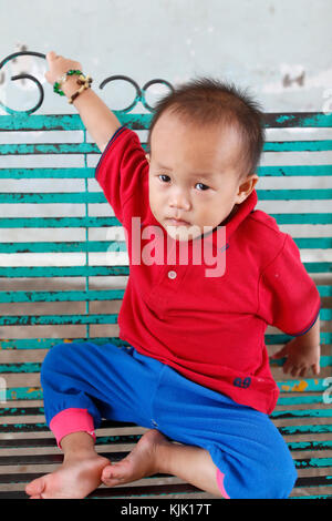 Vinh figlio orfanotrofio. Ragazzo etnica. Kon Tum. Il Vietnam. Foto Stock