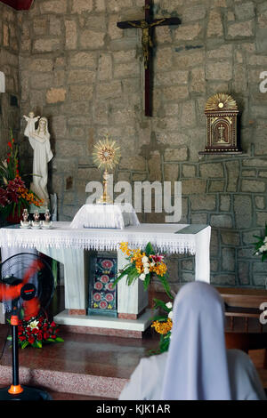 Bai Dau chiesa cattolica. Santo Sacramento. Suora cattolica pregando. L adorazione eucaristica. Vung Tau. Il Vietnam. Foto Stock