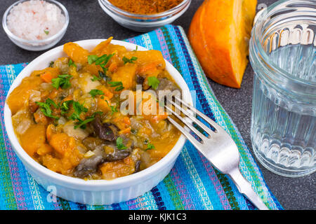 Ragù vegetariano con patate, carote e zucca. studio foto Foto Stock