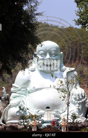 Linh una pagoda buddista. Buddha Sorridente - dio cinese di felicità, di ricchezza e di fortuna. Dalat. Il Vietnam. Foto Stock