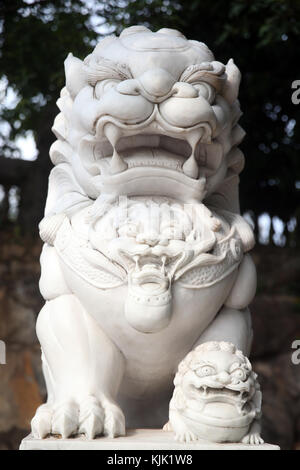 Linh Ung pagoda buddista. Imperial guardian lion. Statua di marmo. Danang. Il Vietnam. Foto Stock