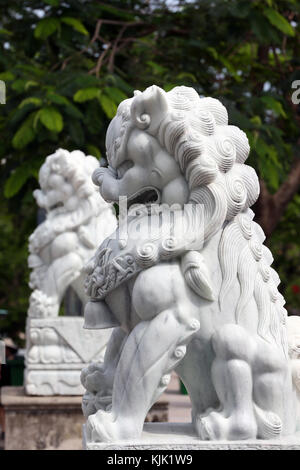 Linh Ung pagoda buddista. Imperial guardian lion. Statua di marmo. Danang. Il Vietnam. Foto Stock