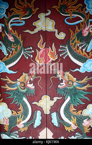 Chua Ongs Pagoda buddista. Ornato porta del tempio con due draghi. Hoi An. Il Vietnam. Foto Stock