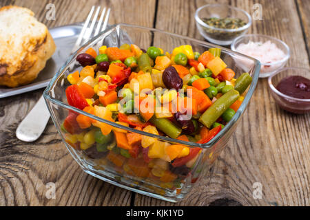 Piatto di verdure con fagioli rossi in recipiente di vetro. studio foto Foto Stock