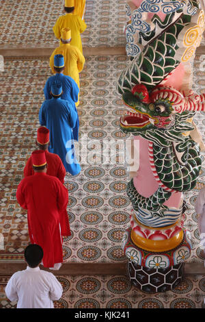 Cao Dai Santa Sede Tempio. Sacerdoti e dragon colonna. Thay Ninh. Il Vietnam. Foto Stock