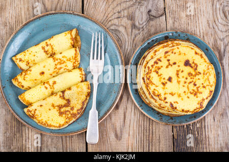 Frittelle farcite con salsa al cioccolato, per la colazione su un tavolo di legno. studio foto Foto Stock