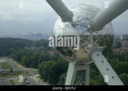 Una sfera dell'Atomium alto 102 metri, costruita per l'Expo '58, nella capitale belga Bruxelles, il 26.06.2017. L'atomio è costituito da nove sfere, ognuna con un diametro di 18 metri, di cui sei possono essere immessi. Le sfere sono collegate da tubi lunghi 23 metri con un diametro di 3,3 metri. Molte di esse contengono scale mobili. Ci sono un totale di 20 passaggi di collegamento tra le sfere. L'ingegnere André Waterkeyn progettò l'Atomium come simbolo dell'era atomica e dell'uso pacifico dell'energia atomica. - NESSUN SERVIZIO DI TELECOMUNICAZIONE - foto: Sascha Steinach/dpa-Zentralbild/dpa | utilizzo in tutto il mondo Foto Stock