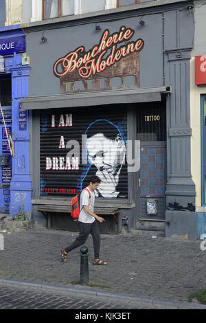Un pedone passa davanti a un'opera d'arte di strada che mostra un ritratto di Martin Luther King e una variazione della sua famosa citazione ("i have A DREAM") "i AM A DREAM", sulle persiane di uno studio di tatuaggi nella capitale belga Bruxelles, 24.06.2017. La Street Art e l'arte dei graffiti trasformano Bruxelles in un'affascinante galleria all'aperto. - NESSUN SERVIZIO DI TELECOMUNICAZIONE - foto: Sascha Steinach/dpa-Zentralbild/dpa | utilizzo in tutto il mondo Foto Stock