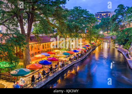 San Antonio, Texas, Stati Uniti d'America cityscape presso il fiume a piedi. Foto Stock