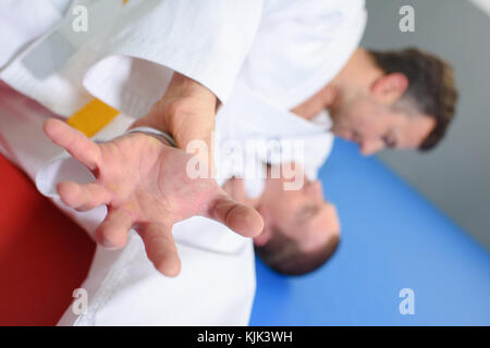 Due uomini su un tappeto di judo Foto Stock