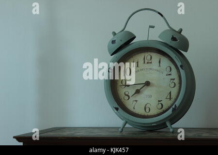 Il vecchio orologio sulla sponda Foto Stock