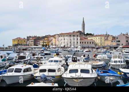 Rovigno Croazia - agosto 28, 2017: barche nel porto della città storica di rovijn Foto Stock