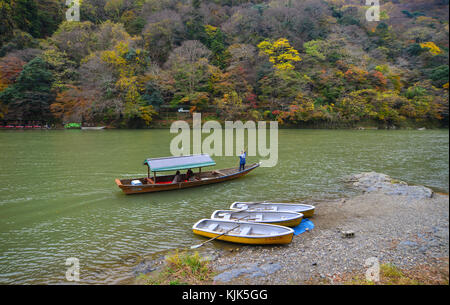 Kyoto, Giappone - nov 28, 2016. imbarcazioni turistiche sul fiume hozu ad Arashiyama a Kyoto, Giappone. arashiyama è a livello nazionale designato sito storico e luogo Foto Stock