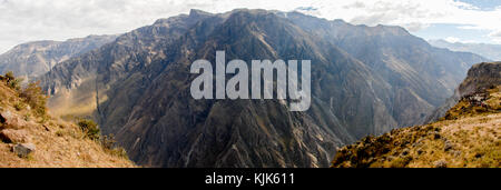 Vista panoramica del Canyon del Colca, Perù, Sud America dal mirador Cruz del Condor. Uno dei più profondi canyon del mondo. Foto Stock