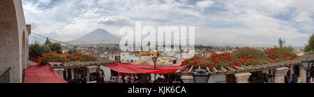 Panorama di Arequipa, Perù con il vulcano misti in background Foto Stock