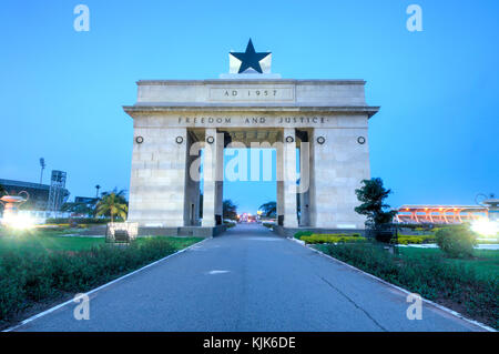 L'indipendenza arco di piazza Indipendenza di Accra, Ghana al tramonto. inscritto con le parole "libertà e giustizia, annuncio 1957', commemora l'inde Foto Stock