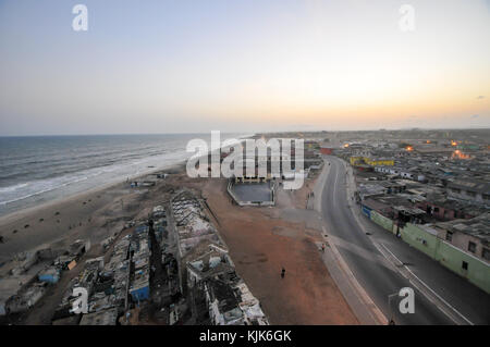 Accra, Ghana - aprile 29, 2012: vista panoramica di Accra, Ghana in serata da jamestown faro. Foto Stock