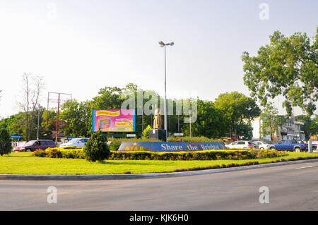 Accra, Ghana - aprile 29, 2012: akuafo intersezione (noto anche come 37 rotonda) con una statua del progresso del partito dr. k. abrefa busia, chi era pr Foto Stock