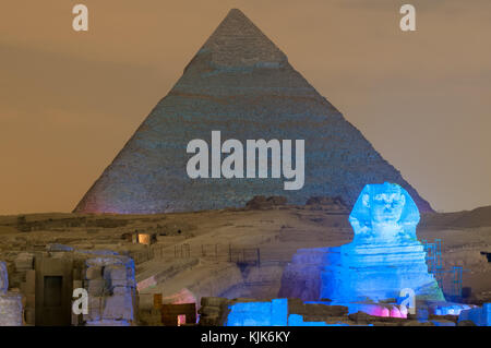 La Piramide di Giza e della Sfinge si accendono per magico spettacolo di suoni e luci. Foto Stock