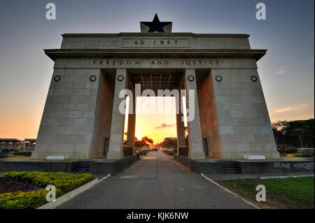 L'indipendenza arco di piazza Indipendenza di Accra, Ghana al tramonto. inscritto con le parole "libertà e giustizia, annuncio 1957', commemora l'inde Foto Stock