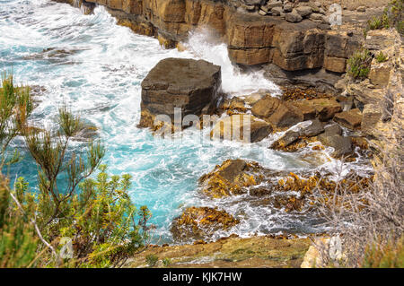 Essendo le rocce erose dalle onde e dal vento all'Arco Tasmano - Eaglehawk Neck, Tasmania, Australia Foto Stock