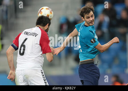 La Russia. 23 nov, 2017. defender boban grncharov di fc vardar e centrocampista aleksander yerokhin di fc zenit durante UEFA Europa League football match zenit - vardar. San Pietroburgo, Novembre 23, 2017 credit: anatoliy medved/Pacific press/alamy live news Foto Stock