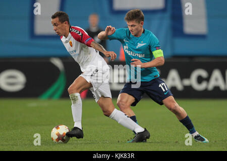 La Russia. 23 nov, 2017. centrocampista juan felipe ribeiro di fc vardar e centrocampista oleg shatov di fc zenit durante UEFA Europa League football match zenit - vardar. San Pietroburgo, Novembre 23, 2017 credit: anatoliy medved/Pacific press/alamy live news Foto Stock