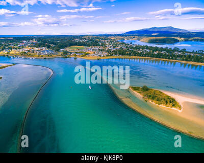 Vista aerea di barche ormeggiate vicino a Narooma, NSW, Australia Foto Stock