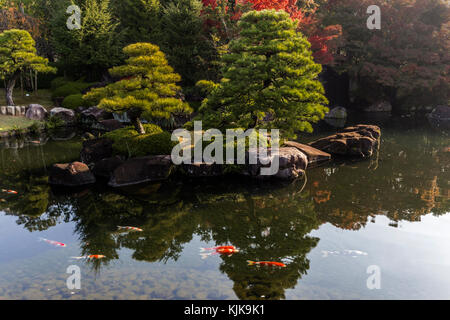 Kokoen è relativamente moderna giardino Giapponese, aperto nel 1992 sul vecchio sito di del signore feudale del west residence Nishi-Oyashiki al castello di Himeji Foto Stock