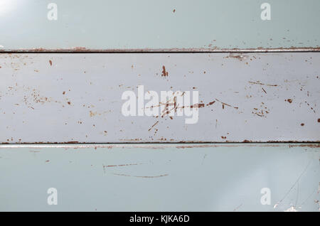 Sfondo di piastre in metallo verniciato con colore grigio pallido e vernice blu Foto Stock