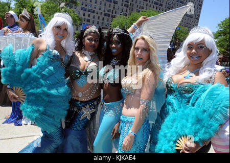 NEW YORK, NY - 18 GIUGNO: Modello Hailey Clauson e il presidente della camera di commercio di Brooklyn Carlo Scissura marciano nella 34esima sfilata annuale delle sirene lungo Coney Island Boardwalk a Coney Island il 18 giugno 2016 a New York City persone: Atmosfera Foto Stock