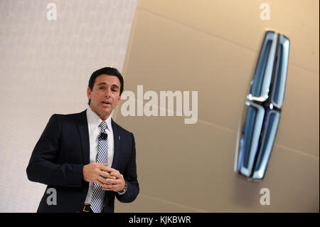 New york, ny - marzo 23: attore Matthew mcconaughey e presidente e chief executive officer di Ford Motor Company mark fields introdurre il concetto di modello del nuovo Lincoln Navigator al new york international auto show al javits center il 23 marzo 2016 a new york, ny. La versione di produzione del Lincoln Navigator, che ha caratterizzato gli sportelli ad ala di gabbiano, è previsto di andare in vendita il prossimo anno. Persone: mark fields Foto Stock