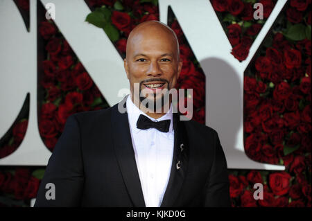 NEW YORK, NY - GIUGNO 12: Common partecipa al 70° Tony Awards annuale al Beacon Theatre il 12 giugno 2016 a New York City. Persone: Comune Foto Stock