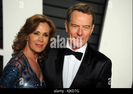 BEVERLY HILLS, CA - FEBBRAIO 28: Bryan Cranston, Robin Dearden partecipa al Vanity Fair Oscar Party 2016 condotto da Graydon Carter al Wallis Annenberg Center for the Performing Arts il 28 febbraio 2016 a Beverly Hills, California. Persone: Bryan Cranston, Robin Dearden Foto Stock