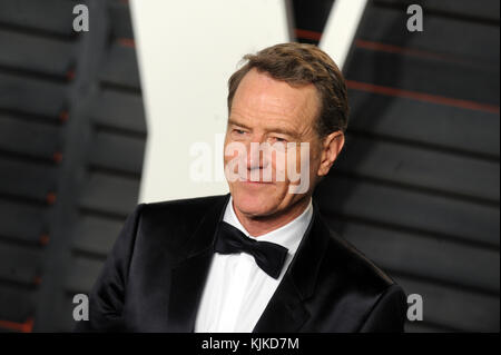 BEVERLY HILLS, CA - FEBBRAIO 28: Bryan Cranston partecipa al Vanity Fair Oscar Party 2016 condotto da Graydon Carter al Wallis Annenberg Center for the Performing Arts il 28 febbraio 2016 a Beverly Hills, California. Persone: Bryan Cranston Foto Stock