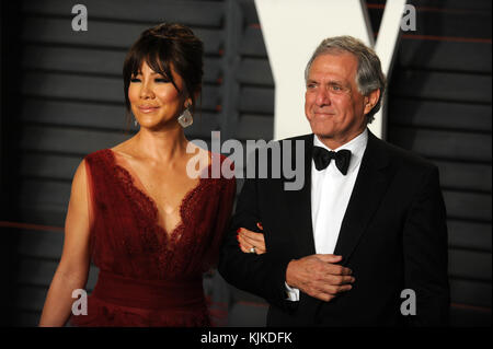 BEVERLY HILLS, CA - FEBBRAIO 28: Julie Chen, Leslie Moonves partecipa al Vanity Fair Oscar Party 2016 condotto da Graydon Carter al Wallis Annenberg Center for the Performing Arts il 28 febbraio 2016 a Beverly Hills, California. Persone: Julie Chen, Leslie Moonves Foto Stock