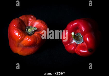 Rosso pepe ammuffito isolata su uno sfondo nero Foto Stock