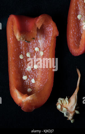 Rosso pepe ammuffito isolata su uno sfondo nero Foto Stock